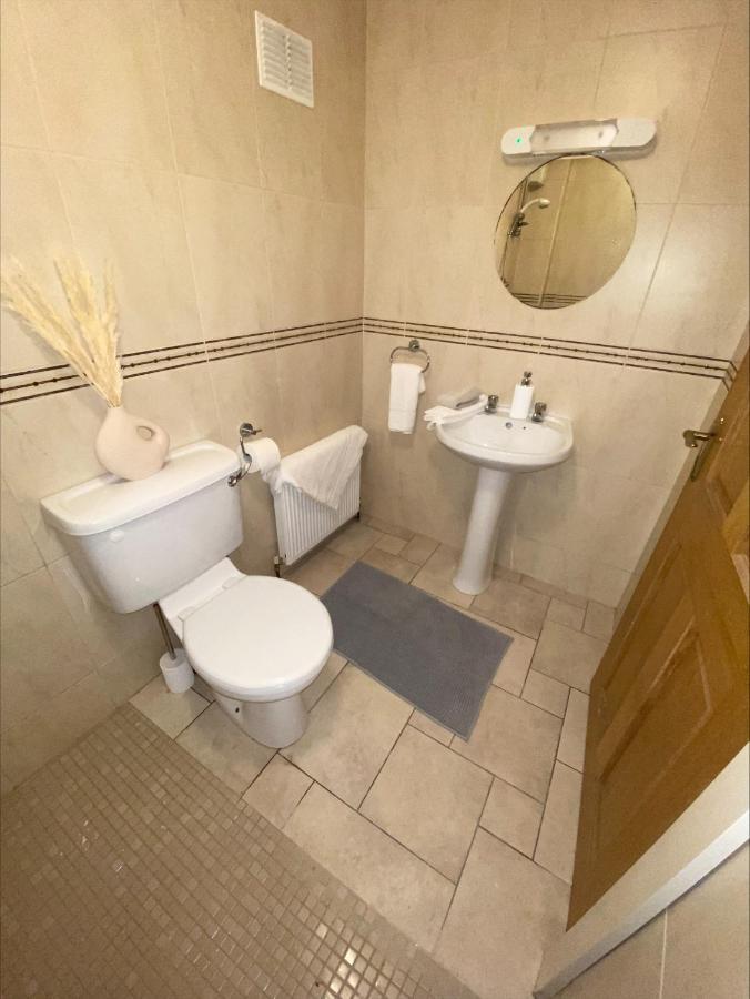 Cosy 4 Bedroom House With Rear Garden Patio